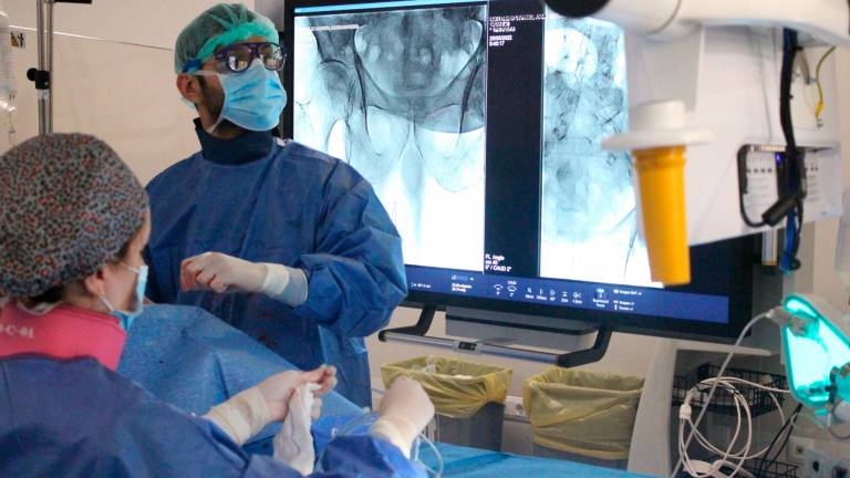 La incorporación de un angiógrafo intraoperatorio permite realizar procedimientos de cirugía convencional abierta y procedimientos radiológicos en el mismo quirófano. Foto: Cedida