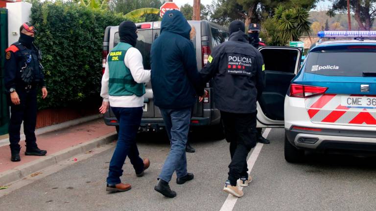 Los agentes también requisaron munición, dispositivos electrónicos y documentación. Foto: ACN