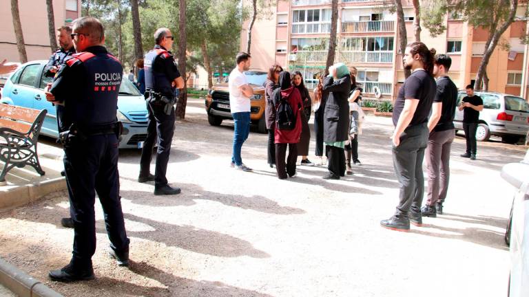Vecinos y miembros del Sindicat d’Habitatge de Tarragona impidiendo el paso a la comitiva judicial y en los Mossos en el desahucio parado en el barrio de Sant Salvador. Foto: ACN