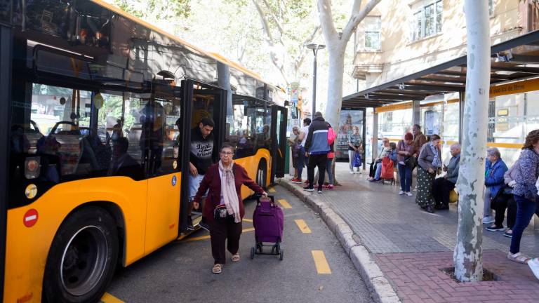La plaza del Nen de les Oques es donde suele haber más movimiento de usuarios de bus. FOTO: Alba Mariné