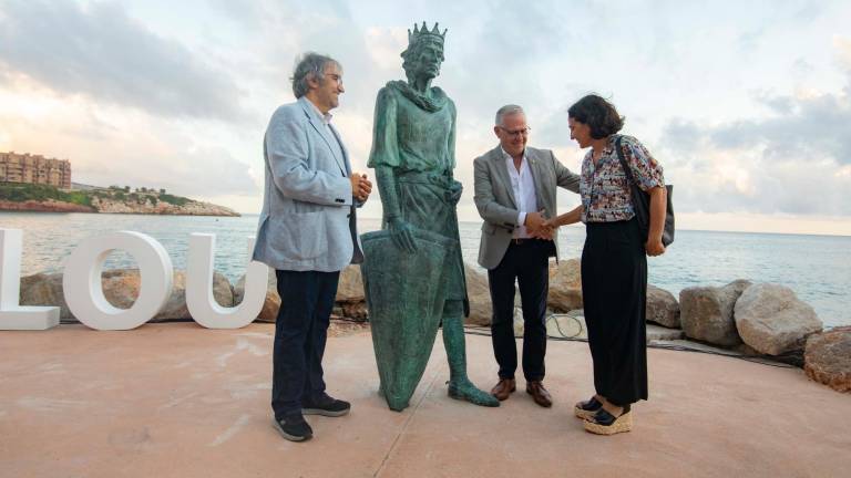 Quim Nin, Pere Granados y Natàlia Ferré, junto a la estatua. FOTO: ANGEL ULLATE