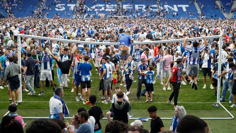 La afición del Espanyol celebra el ascenso tras la invasión de campo. Foto: EFE/Toni Albir