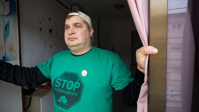 Robert, vecino de Tarragona desde hace más de diez años, en el balcón de su casa. Foto: Àngel Ullate