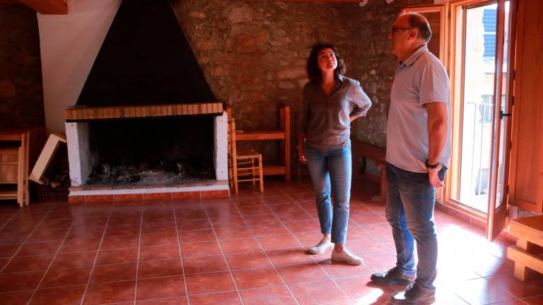 Conrad Solé y Alba Font, miembros de la Associació Masia de Castelló, en la Casa Serrador, donde se podría ubicar un futuro refugio o albergue y un co-trabajo. Foto: ACN
