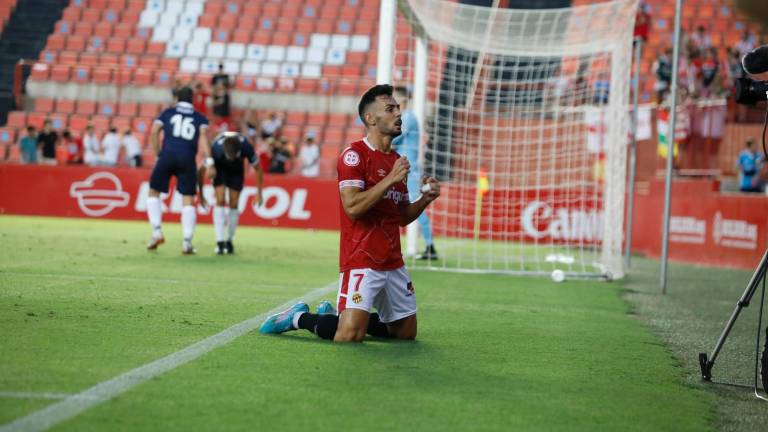 Robert Simón celebra un gol en su etapa como jugador del Nàstic en estas últimas temporadas. foto: pere ferré