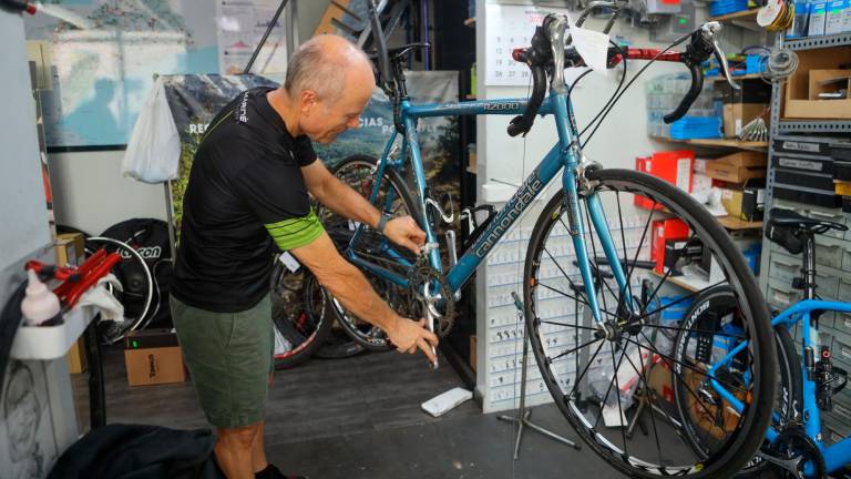 Jordi Mariné, en su taller de reparación de bicis. Foto: Alba Mariné