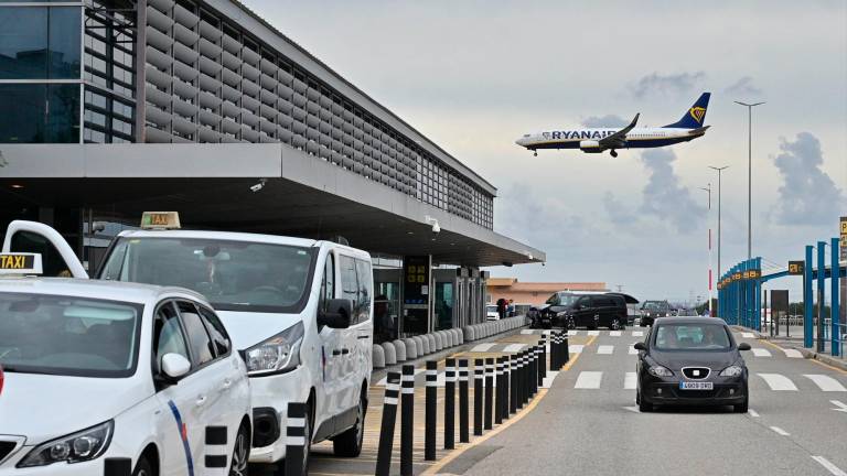 Uno de los últimos vuelos de la temporada pasada aterrizando en el Aeropuerto de Reus. FOTO: Alfredo González