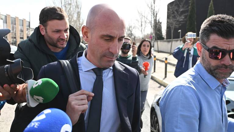 El expresidente de la Federación Española de Fútbol Luis Rubiales a su salida de la Audiencia Nacional en San Fernando de Henares, Madrid, este jueves. La Audiencia Nacional acoge los últimos informes de las acusaciones y defensas del juicio a Rubiales por agresión sexual y coacciones a la futbolista Jenni Hermoso. Foto: EFE