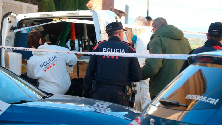 Imagen de los Mossos en la zona donde ha ocurrido el crimen en Bellcaire d’Empordà. Foto: ACN