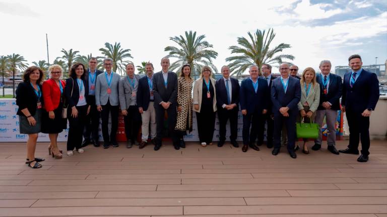 De izqda. a dcha., la directora general corporativa de Infinitum, Mariluz Pujol; la directora de calidad y empresas del Hotel Olympus Palace, Lidia Adelantado; la directora de producción de la Unidad de Hidrocarburos de Dow Chemical, Julia Echevarría; el ‘general manager’ de BASF Sonatrach Propanchem, Pere Gabarra; el director general de BASF Española, Carles Navarro; Associació de Càmpings de Tarragona, Joan Antón; el director general de Rentalmar, Quim Cristià; el director del complejo industrial de Repsol en Tarragona, Javier Sancho; la directora de sostenibilidad de PortAventura, Choni Fernández; la presidenta de la FEHT, Berta Cabré; el ministro de Industria y Turismo, Jordi Hereu; el alcalde de Salou, Pere Granados; el subdelegado del Gobierno en Tarragona, Santiago Castellà; el gerente de Afepasa, Manel Montaño; el portavoz de la FEHT, Xavier Guardià; la directora gerente de la AEQT, Maria Mas; el director general de la APT, Ramón Ignacio García, y el consejero delegado de EMATSA, Felipe Campos. Foto: Marc Bosch