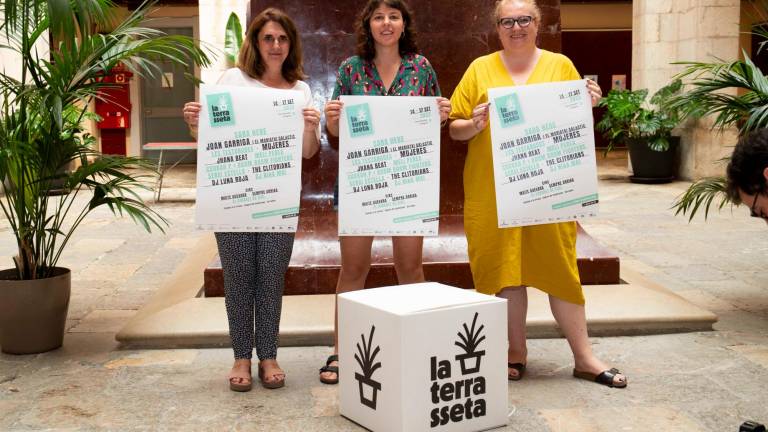 Aida Bañeras, en el centro, con las concejalas de Feminismes i LGTBI+, Cecilia Mangini, y de Cultura, Sandra Ramos. foto: Tjerk van der Meulen