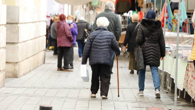 Una persona de avanzada edad camina por una calle de Tarragona. Foto: Pere Ferré