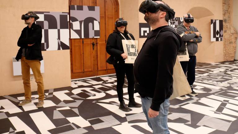 Diversos usuaris estrenant la nova activitat de realitat virtual que incorpora la Cartoixa d’Escaladei. Foto: ACN