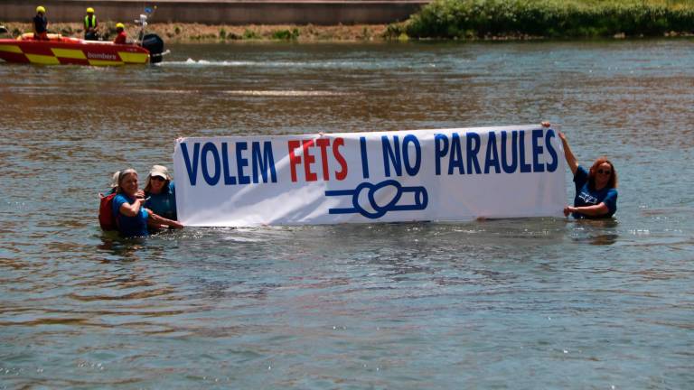 Un centenar de piragües es donen cita al riu Ebre per demanar un major cabal aquàtic i sòlid. Foto: ACN