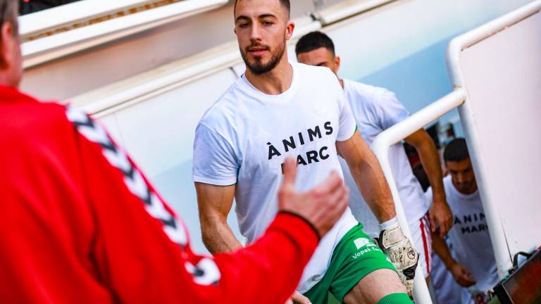 Alberto Varo a la salida del equipo al terreno de juego en el partido frente al Tarazona con la camiseta de Ànims Marc