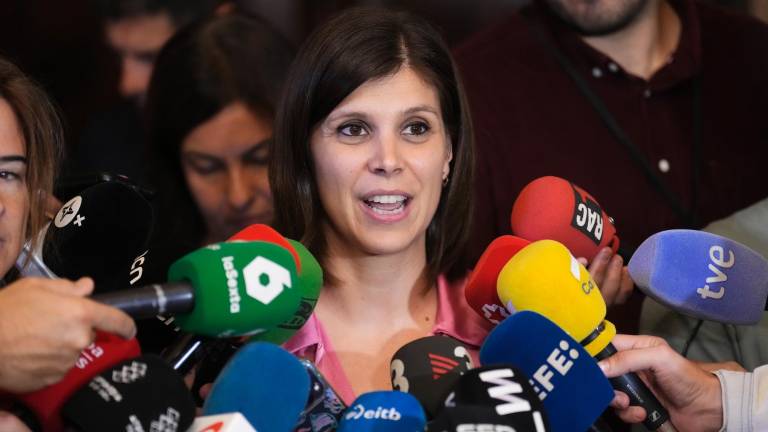 La diputada y secretaria general adjunta de Esquerra Republicana de Catalunya (ERC), Marta Vilalta, durante su atención a los medios de comunicación previa a la reunión del grupo de ERC celebrada este mediodía en el Parlament. Foto: EFE