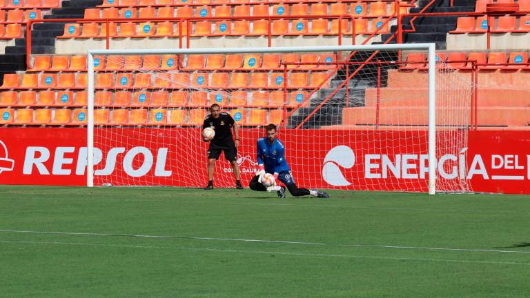 Manu García para un disparo bajo la supervisión de Manolo Oliva en un entrenamiento en el Nou Estadi. foto: nàstic