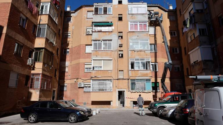 La comunidad del bloque 17 está, ahora, arreglando la fachada. FOTO: Alba Mariné