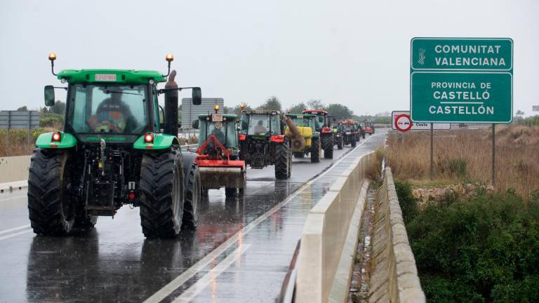 Tractores en marcha lenta cruzando la frontera con la Comunidad Valenciana. Foto: Joan Revillas
