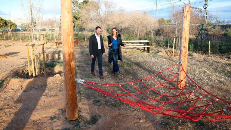Sandra Guaita y Daniel Rubio en la nueva área de ocio aneja a la riera de La Abeurada. FOTO: Alba Mariné