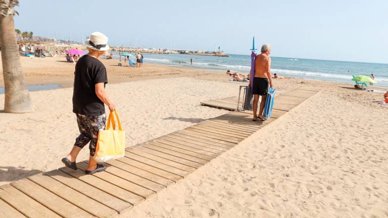 Una de las pasarelas que facilitan el acceso a la arena para personas con movilidad reducida, en la playa de Ponent. Foto: Alba Mariné