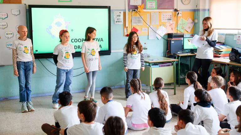 Alumnes de 5è de primària de l’Escola Cèlia Artiga, presentant el seu projecte. Foto: Alba Mariné