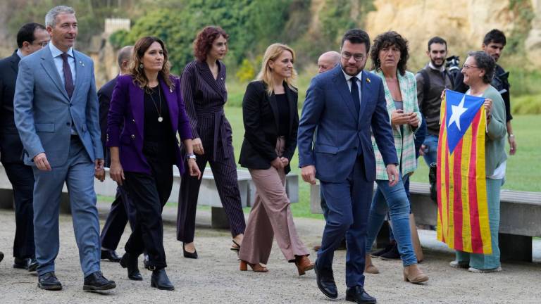 Han dejado flores a los pies del monumento ‘Homenatge als Immolats per la Llibertat a Catalunya’. Foto: EFE