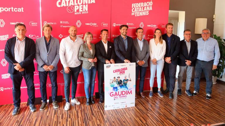 Representantes de la organización con el cartel oficial y el lema ‘Gaudim del tennis’. Foto: Alba Mariné