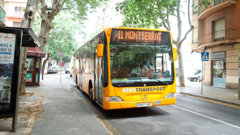 Un autobús de la Línea 11 circulando por el centro de la ciudad. FOTO: Alba Mariné