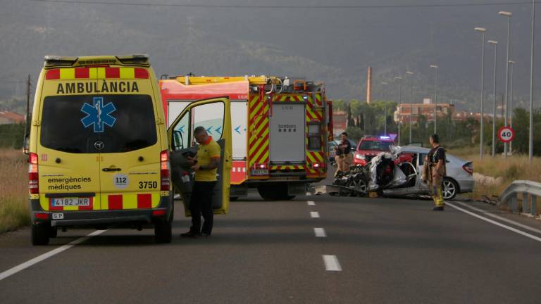 Las dos víctimas mortales viajaban en el coche. Los dos ocupantes del camión, heridos leves. Fotos: ACN