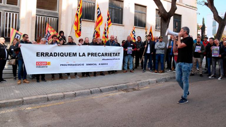 Los manifestantes, este miércoles delante de la Audiencia de Tarragona. Foto: ACN