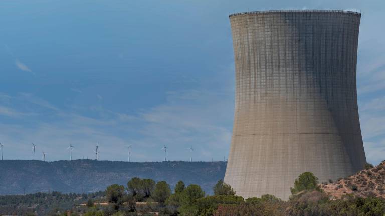 En primer plano, la central nuclear de Ascó. Al fondo, algunos molinos eólicos. Foto: Joan Revillas