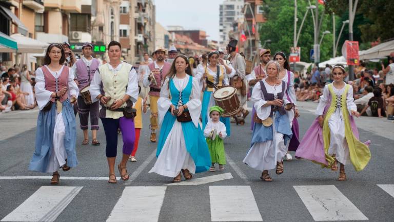Participants durant la desfilada final de Festa del Renaixement. Foto: J. Revillas