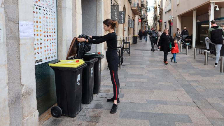 Cubos del puerta a puerta de la contrata Reus Net, en la calle de la PResó, esperando a que el servicio pase a llevarse la basura. Foto: Alba Mariné