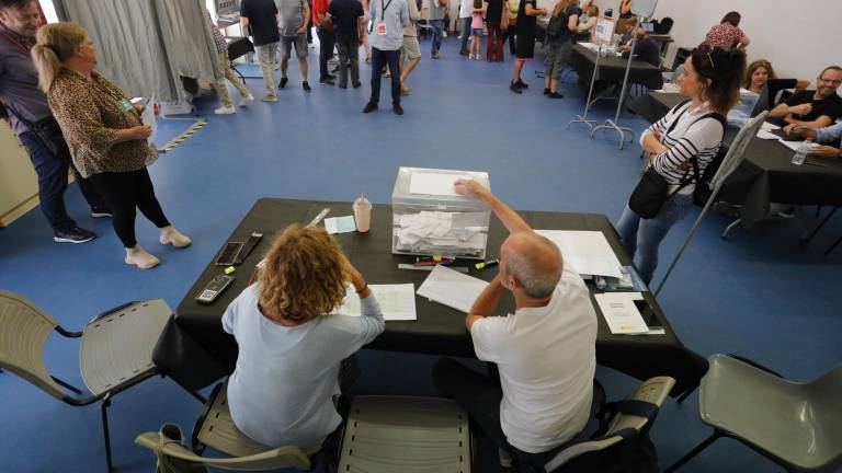 Gente preparándose para votar en unos comicios anteriores. Foto: Pere Ferré