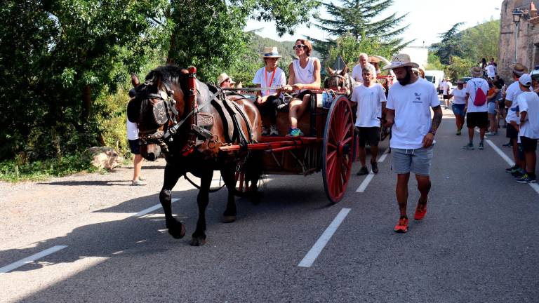 Els portants de l’aigua de Sant Magí arribant al poble de Querol. Foto: ACN