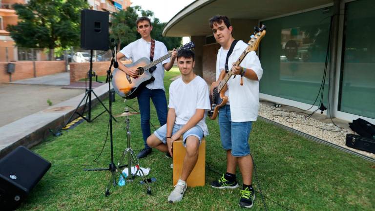 Los tres integrantes de Canelita en rama actuaron en el ciclo de Biblioteques Chill Out, impulsado por David Fernández. Foto: Alba Mariné