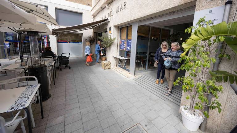 En los pisos inferiores funciona el servicio de bar y el Casal de Jubilats. Foto: Àngel Ullate