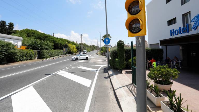 La instalación del nuevo semáforo evita un desplazamiento adicional para ir a Tarragona. foto: pere ferré