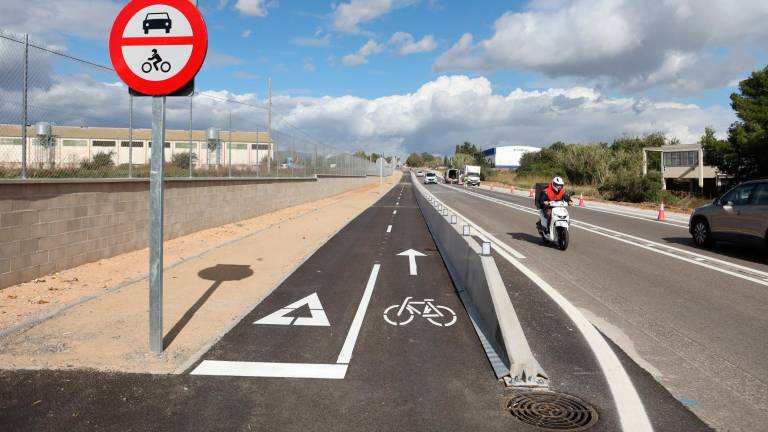 Tram de carril bici de la carretera de Reus a Cambrils. foto: alba mariné/DT