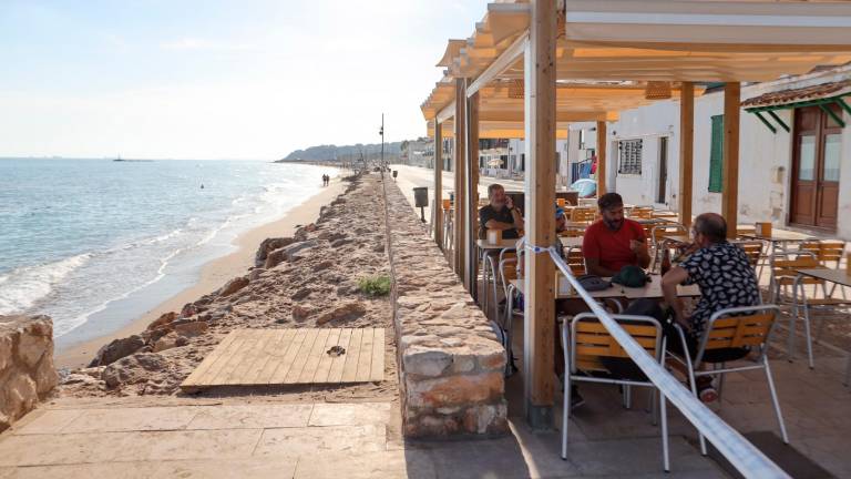 Los restaurantes de Botigues de Mar ya han retirado las plataformas, después del temporal. foto: Alba Mariné