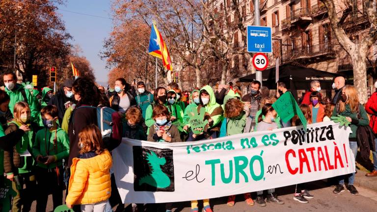 Manifestación en Canet de Mar (Barcelona) bajo el lema ‘L’escola no es polititza’. foto: acn