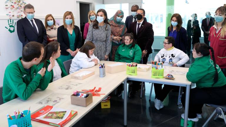 La reina Letizia, en una imagen de archivo, durante una visita a un centro de atención para personas con enfermedades raras ubicado en Alicante. Foto: EFE