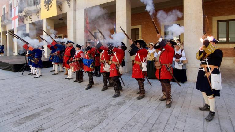 Recreació dels Miquelets a la plaça de l’Ajuntament de Tortosa. foto: Joan revillas