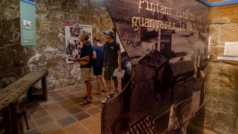 Visitants descobrint el pas de Picasso per Horta de Sant Joan, a al Terra Alta. Foto: Joan Revillas