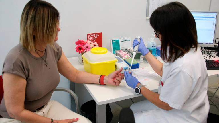 Una infermera i una usuària del nou servei conjunt d’Hematologia clínicaa l’hospital de Reus. Foto: ACN