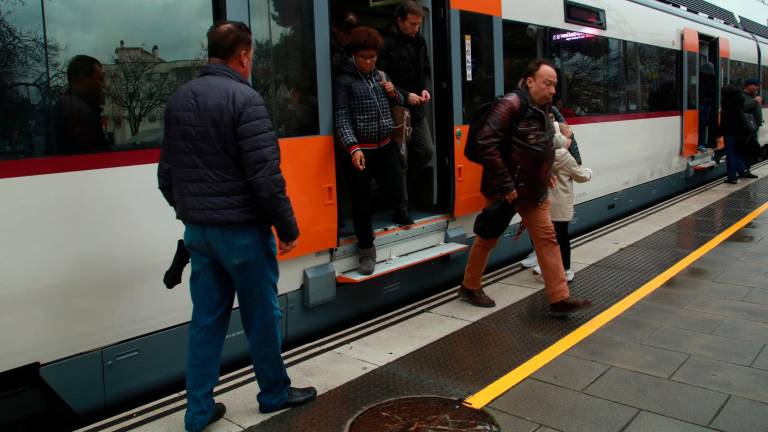 Imagen de varios usuarios bajando de un Rodalies en la estación de Calafell. Foto: ACN