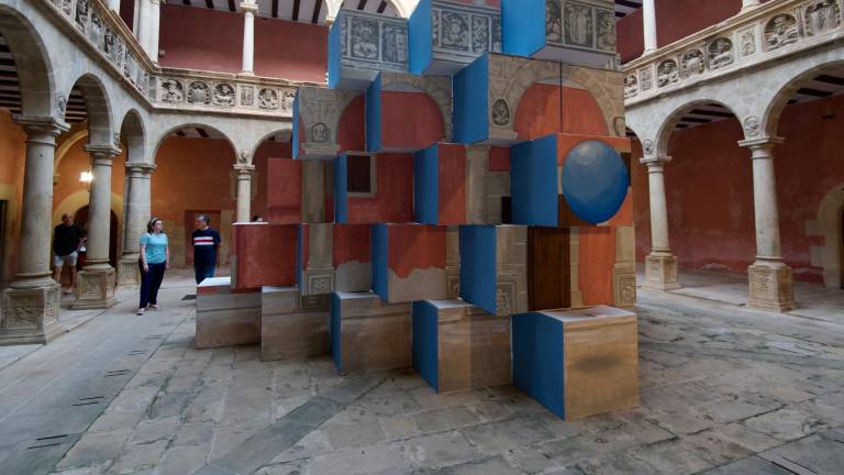 $!‘TrasVer’, de Daniel Vera y Valbona Fejza, fusiona arquitectura y pintura en el Pati de Sant Jaume i Sant Maties. FOTO: JOAN REVILLAS