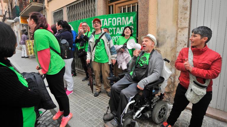 Un grupo de activistas de la PAH intentando paralizar un desahucio en Reus. Foto: Alfredo González