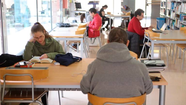Los usuarios de las bibliotecas municipales son muy heterogéneos, desde estudiantes a lectores de todas las edades. FOTO: Alba Mariné